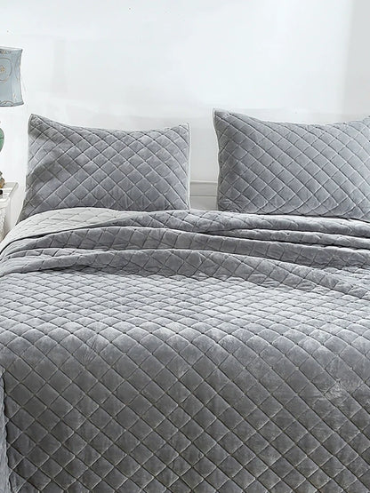 Close-up of the reversible velvet and cotton quilting